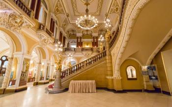 Mahenovo divadlo - schodiště ve foyer